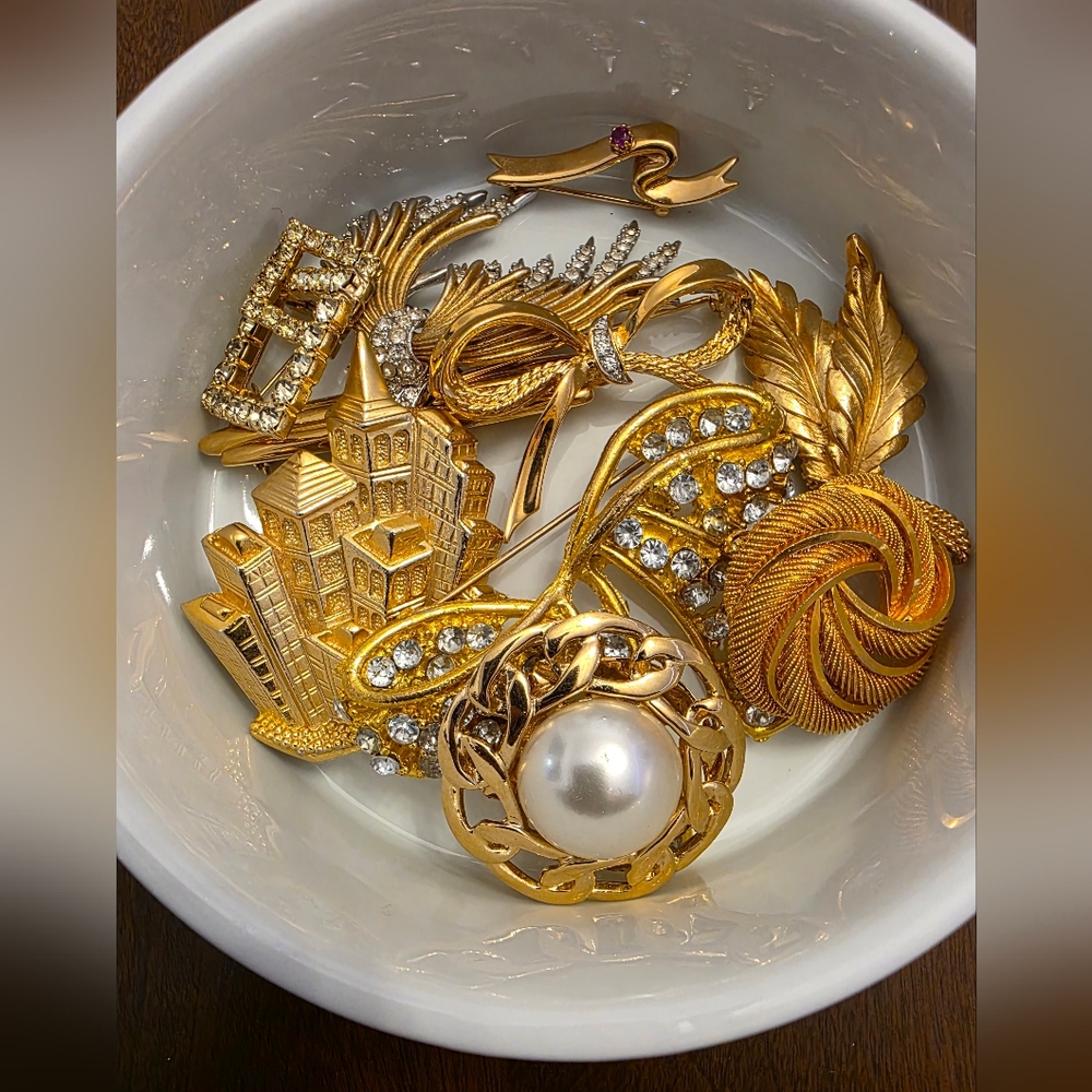 Elegant Gold and Pearl Brooch Set In Trinket Container
